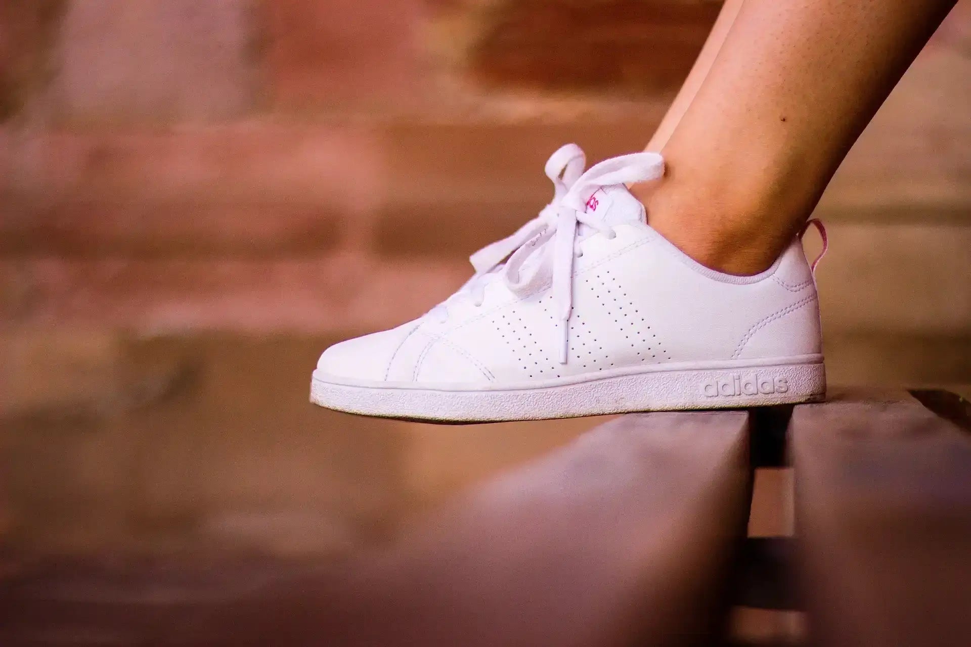 Les chaussettes invisibles donnent un aspect pieds nus dans les baskets