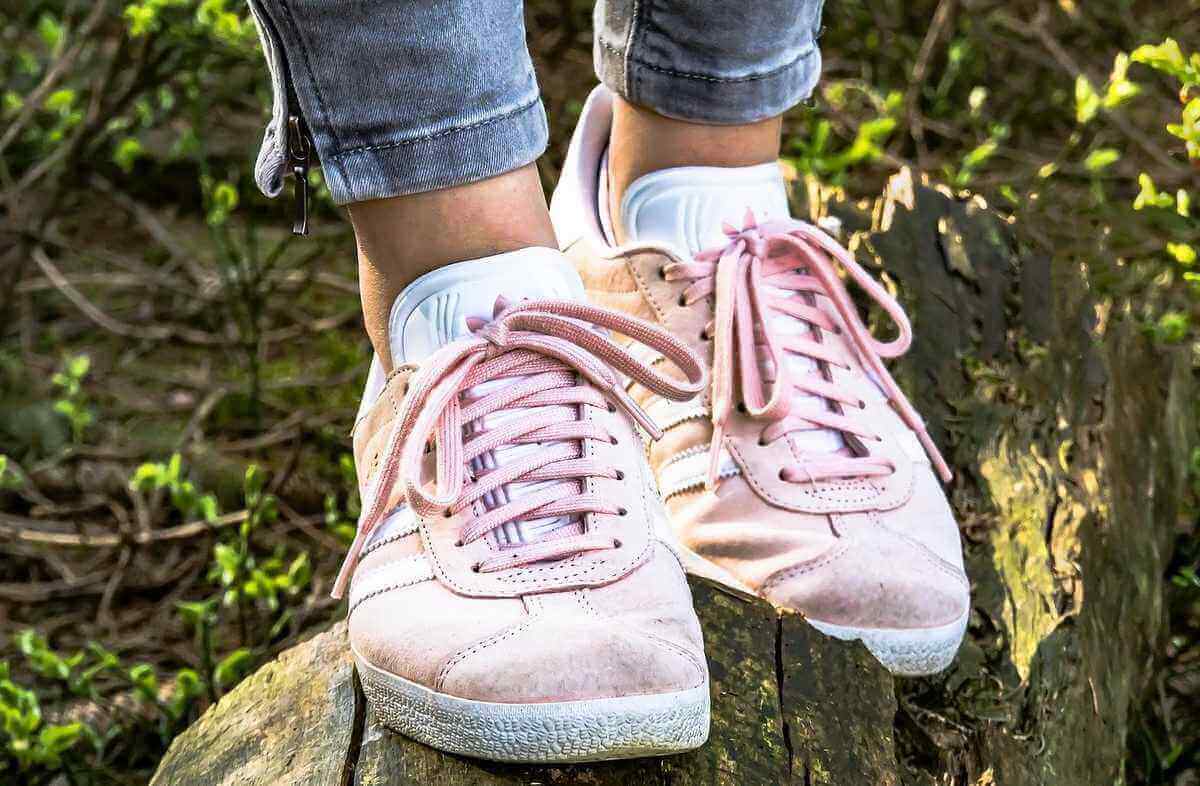 Chaussettes invisibles femme dans des baskets rose pâle