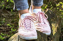 Chaussettes invisibles femme dans des baskets rose pâle