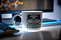 Mug sur le bureau pour son shopping en ligne des chaussettes en bambou