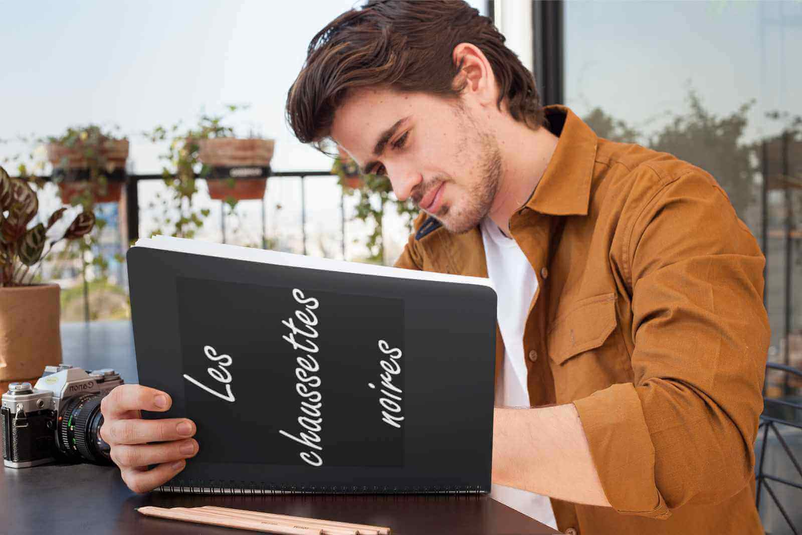 Etudiant en arts graphiques qui étudie sur une terrasse de café