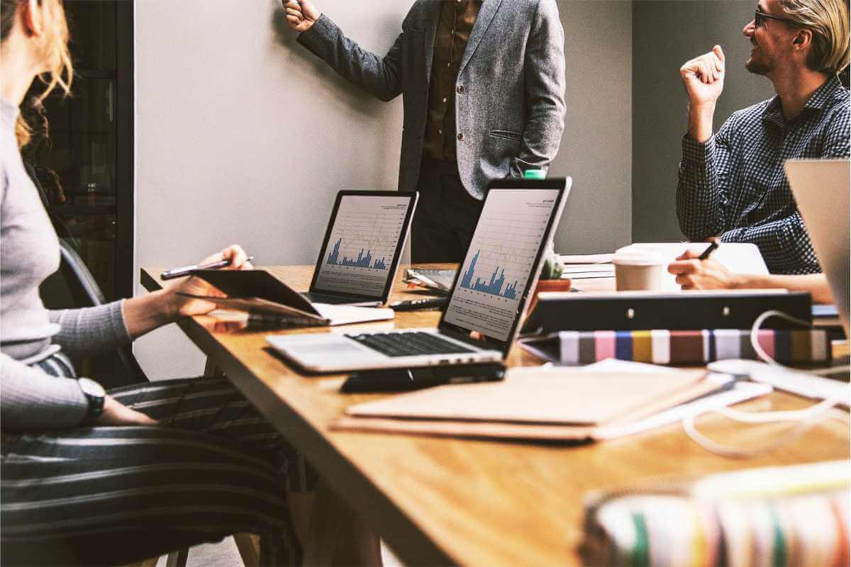 Réunion professionnelle avec des ordinateurs portables sur la table