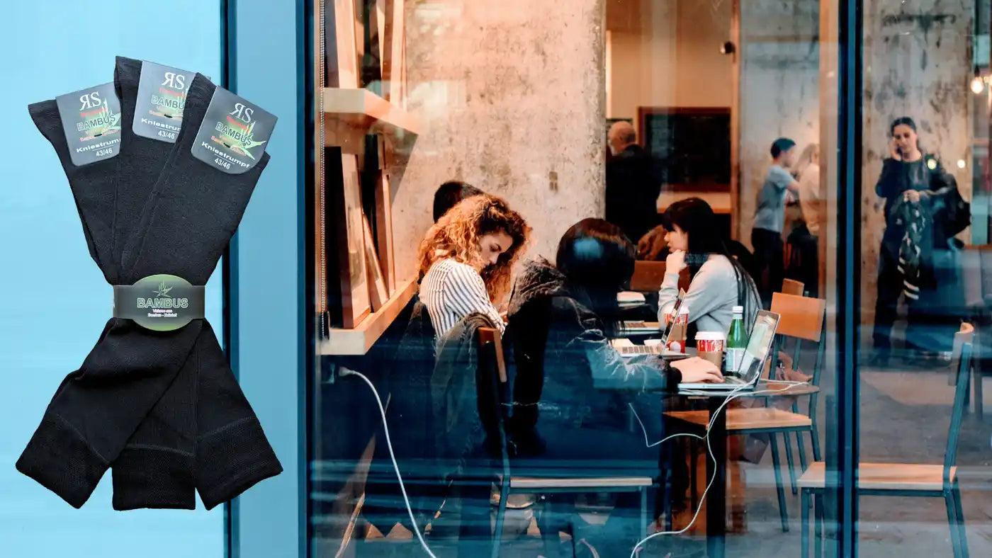 Chaussettes hautes en viscose de bambou avec des personnes travaillant dans un café moderne.