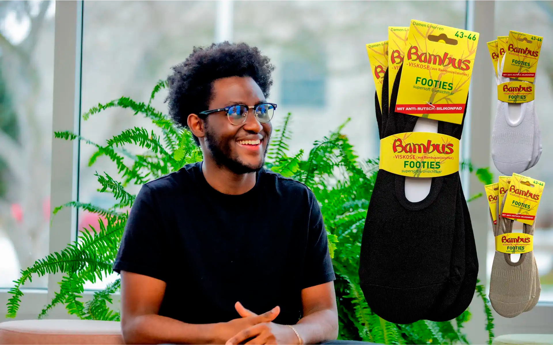 Un homme sourit en regardant les chaussettes invisibles proposées en blanc, noir et beige