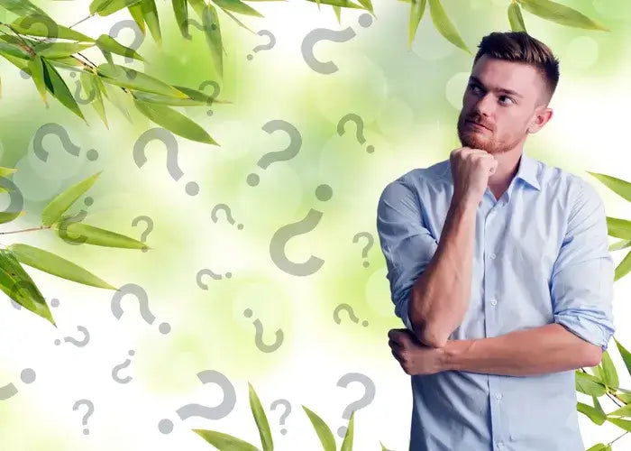 Jeune homme qui se pose des questions sur les chaussettes en bambou