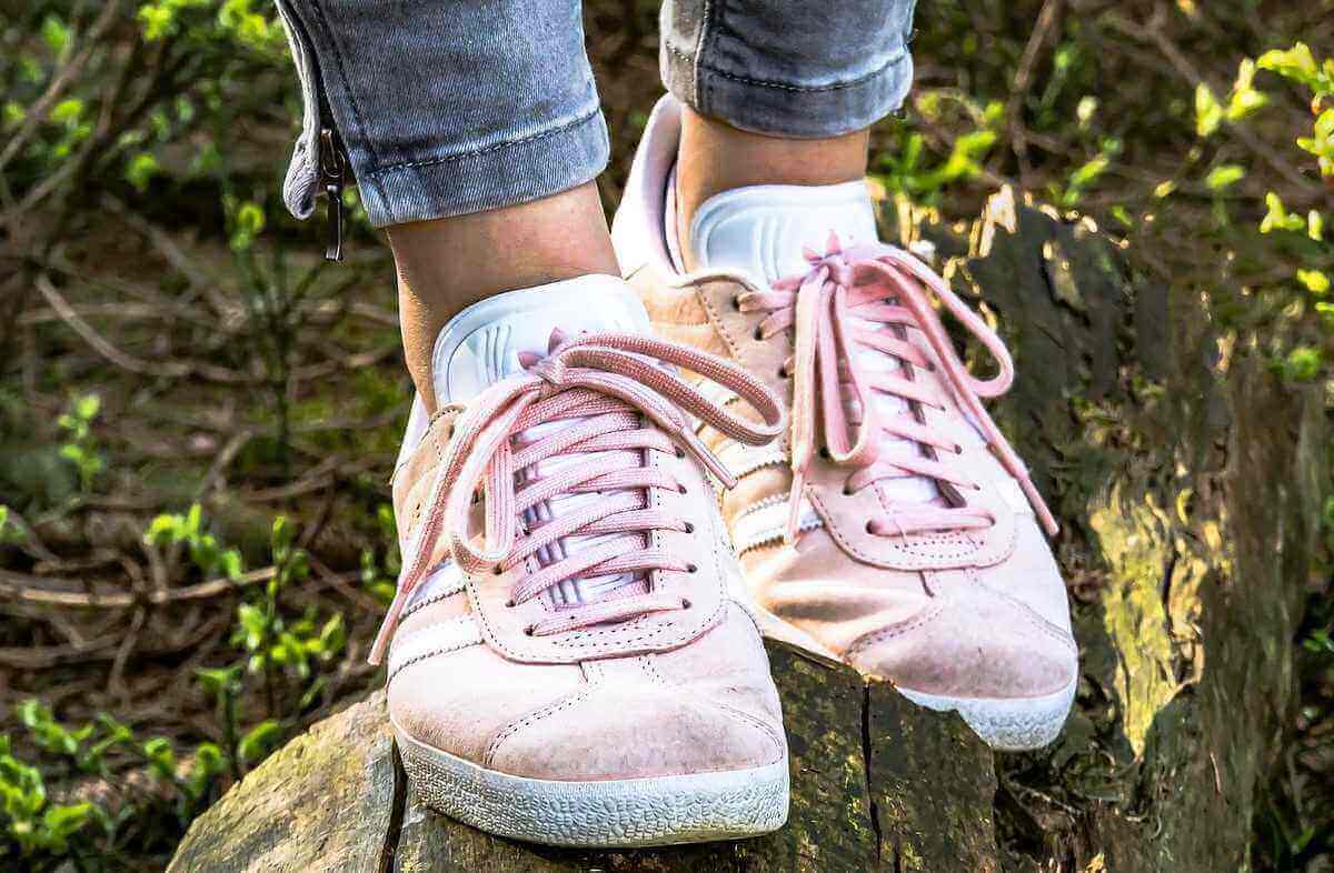 Chaussettes invisibles femme dans des baskets rose pâle