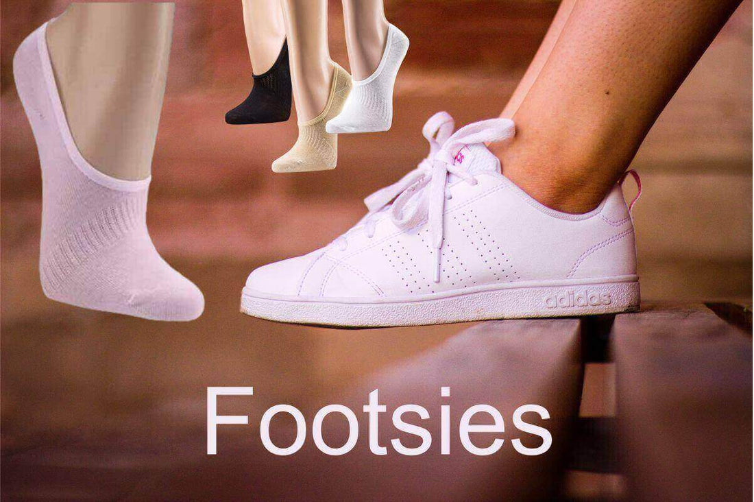 Chaussettes invisibles femme avec des chaussures blanches, montrant des modèles de chaussettes invisibles femme.