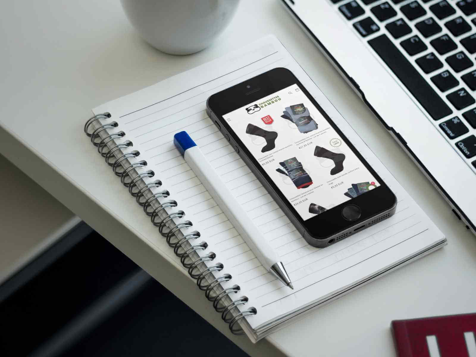 Spécial rentrée : présentation d'une sélection de nouvelles chaussettes sur un smartphone et un carnet.
