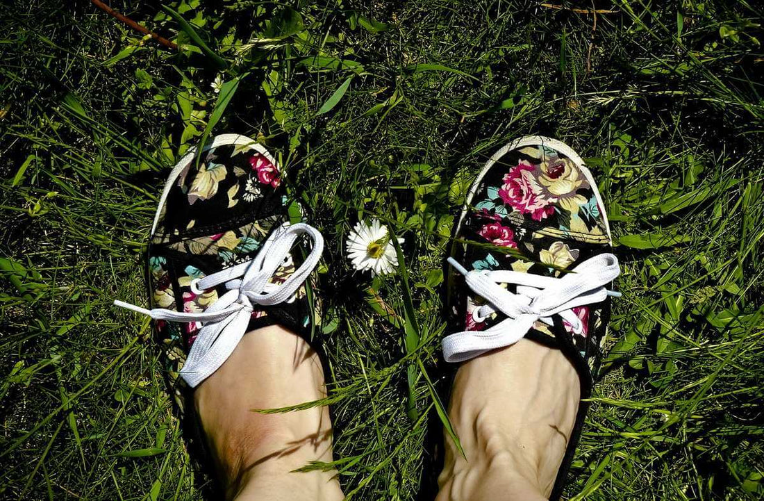 Chaussures d'été fleurie pour être à la campagne.