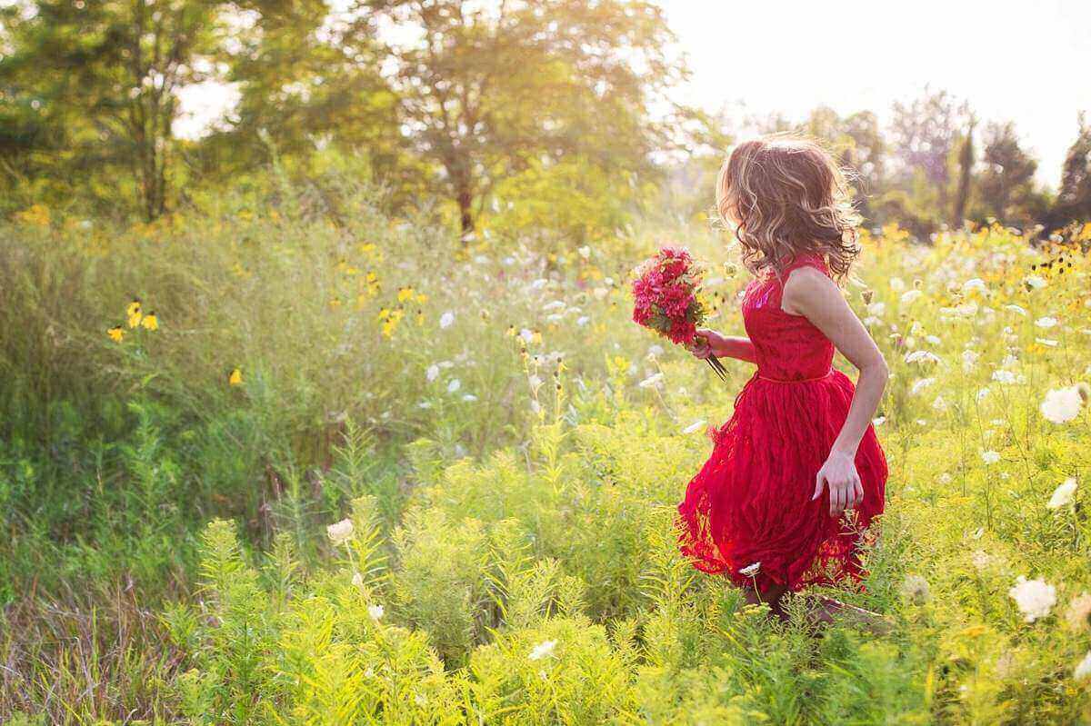 Pour la fête des mamans, les enfant vont ceuillir des fleurs dans les champs