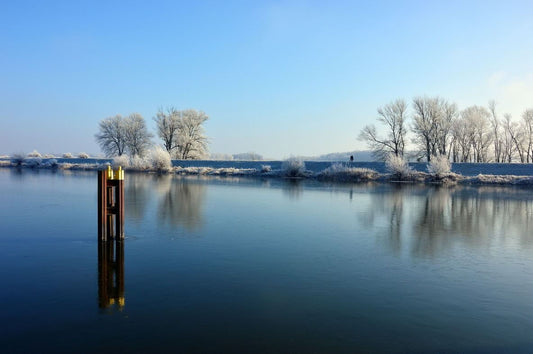 Lac avec gelée matinale un matin d'hiver