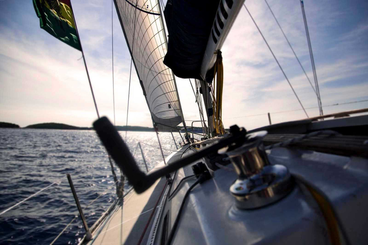 Chaussettes pour partir en vacances sur un bateau à voile pendant une belle journée ensoleillée.