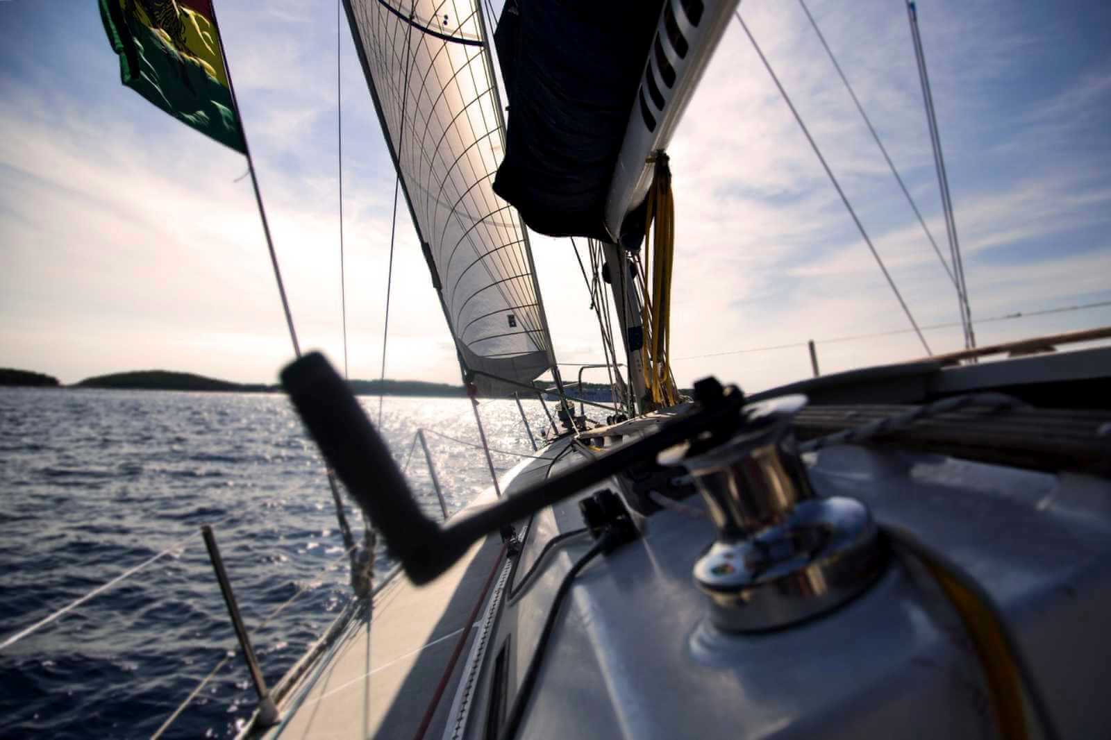 Chaussettes pour partir en vacances sur un bateau à voile pendant une belle journée ensoleillée.