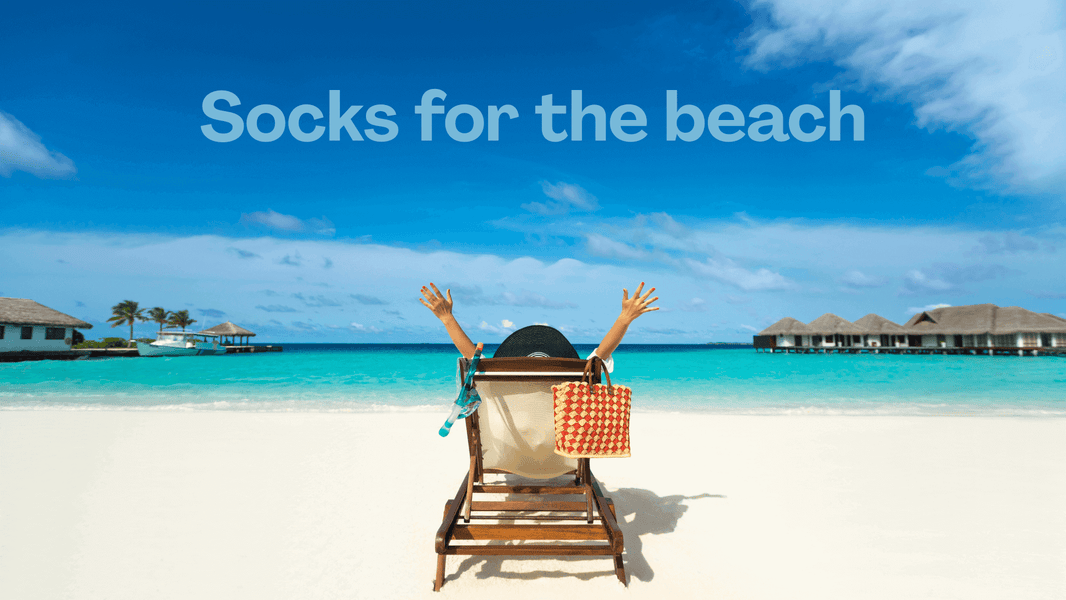 Jeune femme sur un transat à la plage qui leve les bras au ciel