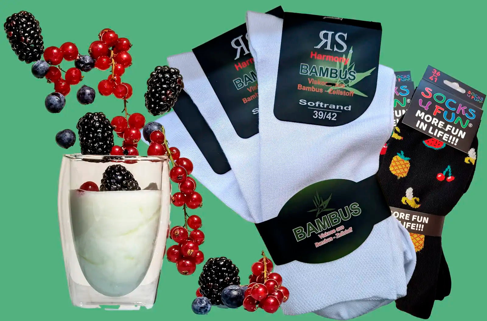 Chaussettes Nature et Yaourt aux Fruits avec des baies et un yaourt crémeux en arrière-plan.