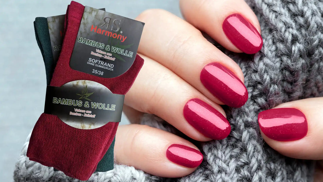 Coordonner chaussettes et ongles avec des chaussettes colorées et des ongles vernis dans un cadre chaleureux.