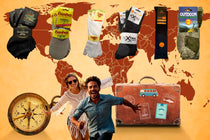 Image de chaussettes idéales pour les vacances avec une carte du monde et des voyageurs heureux, illustrant quelles chaussettes idéales pour les vacances.