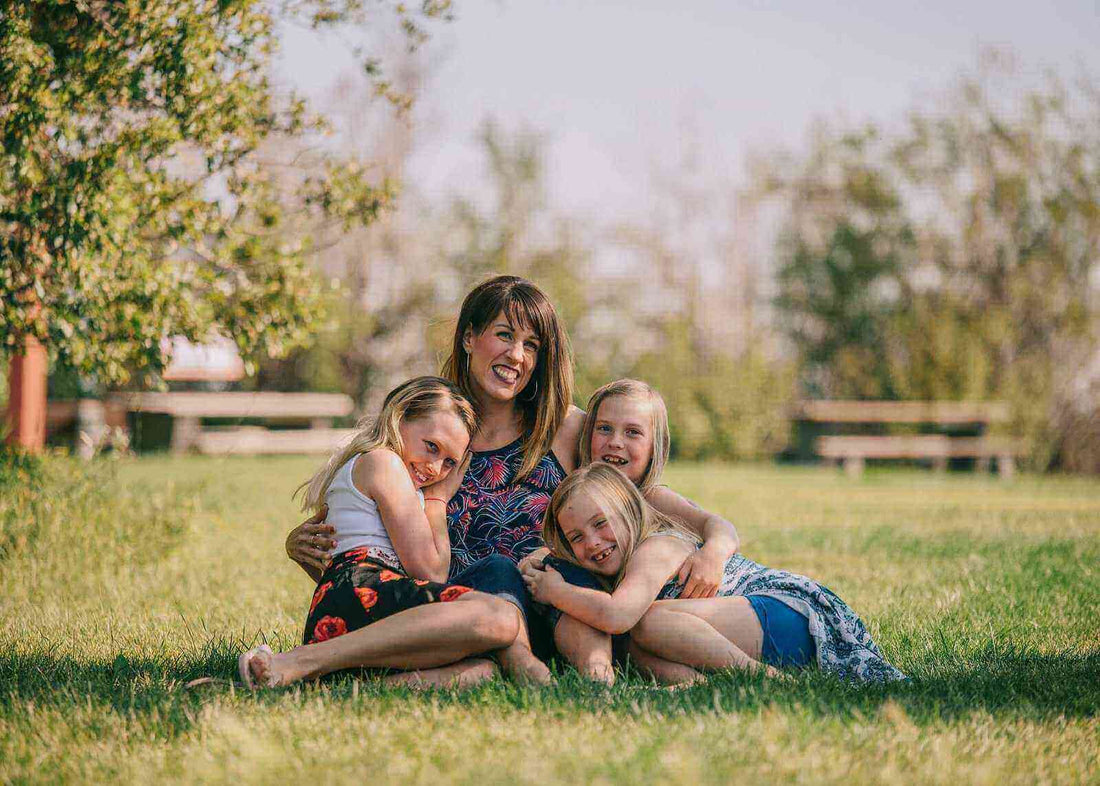 Cadeaux enfant pour la fête des mères, une mère et ses filles profitant d'un moment ensemble dans un parc.