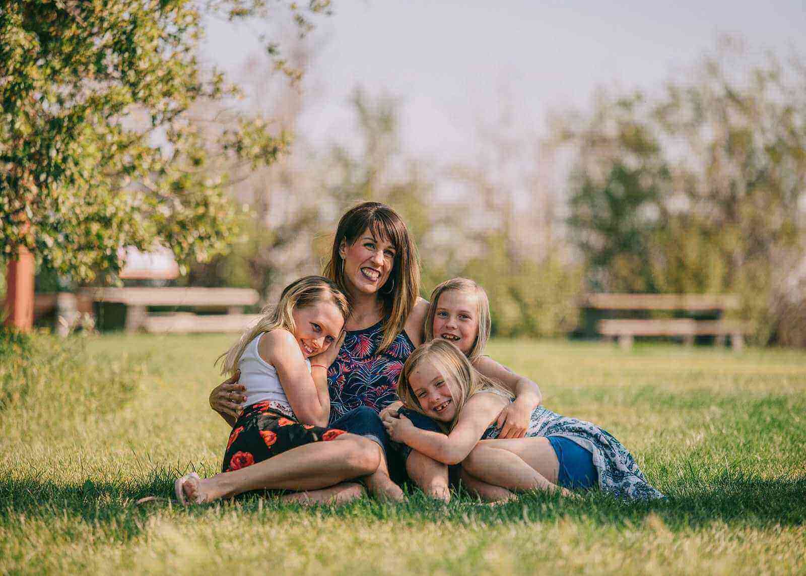 Cadeaux enfant pour la fête des mères, une mère et ses filles profitant d'un moment ensemble dans un parc.