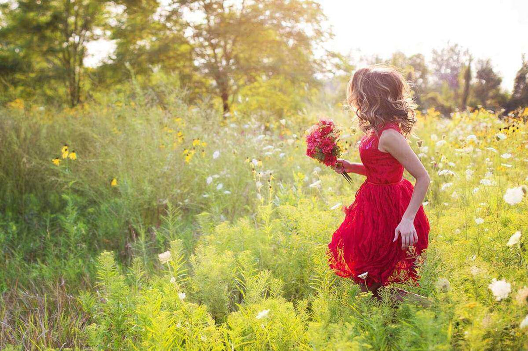 Pour la fête des mamans, les enfant vont ceuillir des fleurs dans les champs