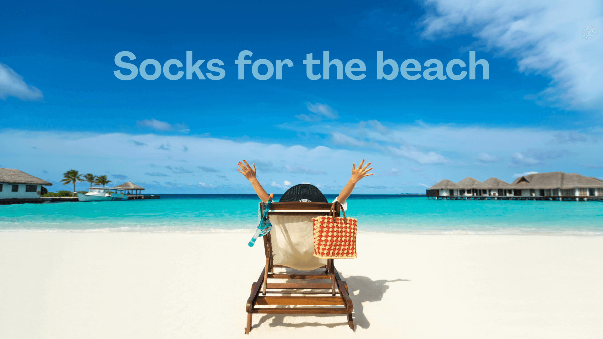 Jeune femme sur un transat à la plage devant l'océan et qui leve les bras au ciel