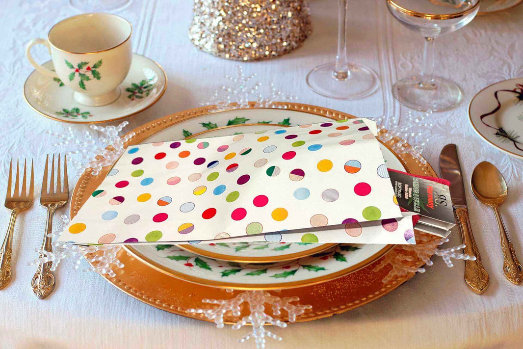 Des pochettes cadeaux dans les assiettes des invités sur une table de réveillon et de fête