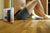 Boxer gris et socquettes blanches en bambou portés par un homme assis sur un parquet bois