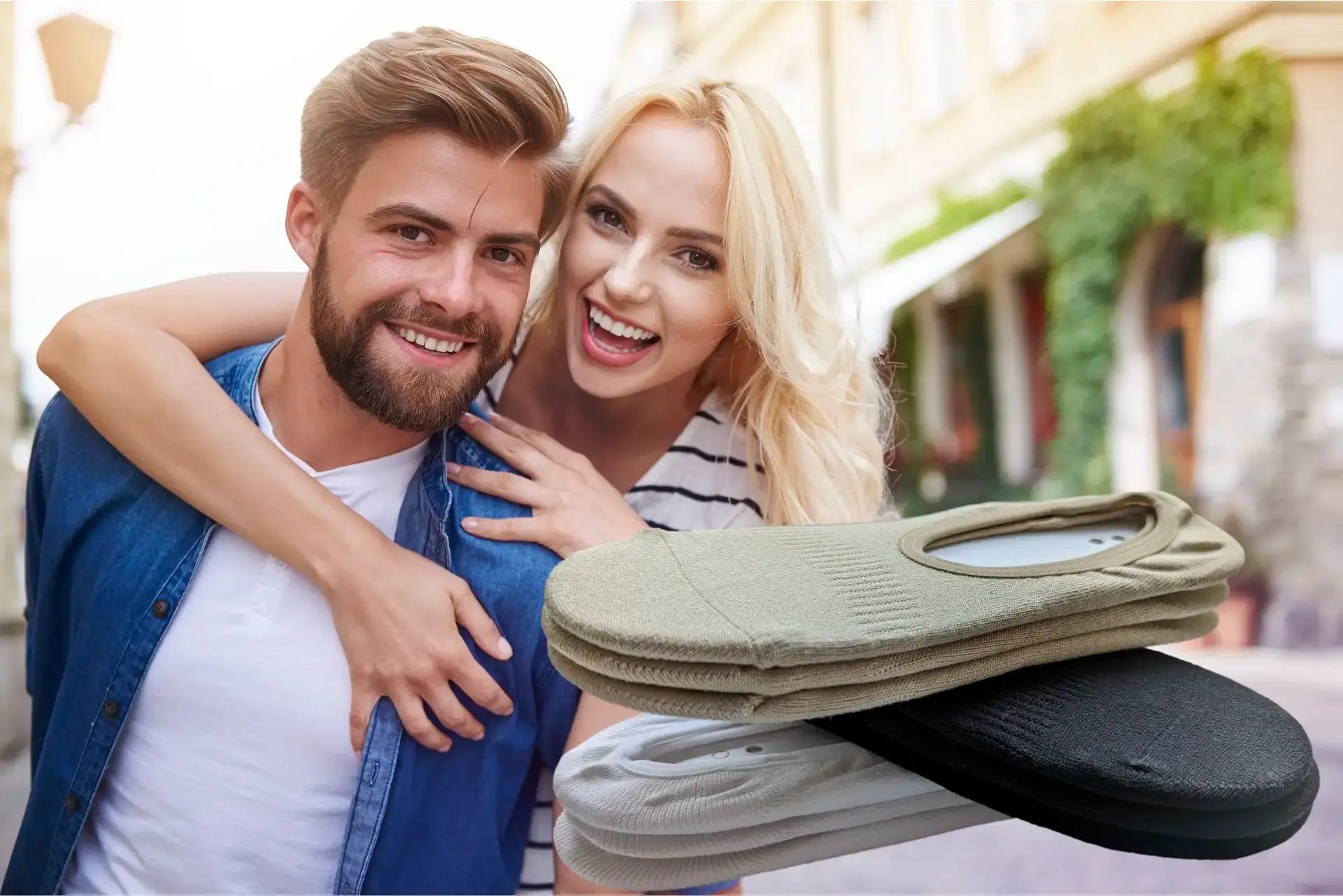 Couple souriant avec des chaussettes bambou sans couture en arrière-plan et un style de vie décontracté.