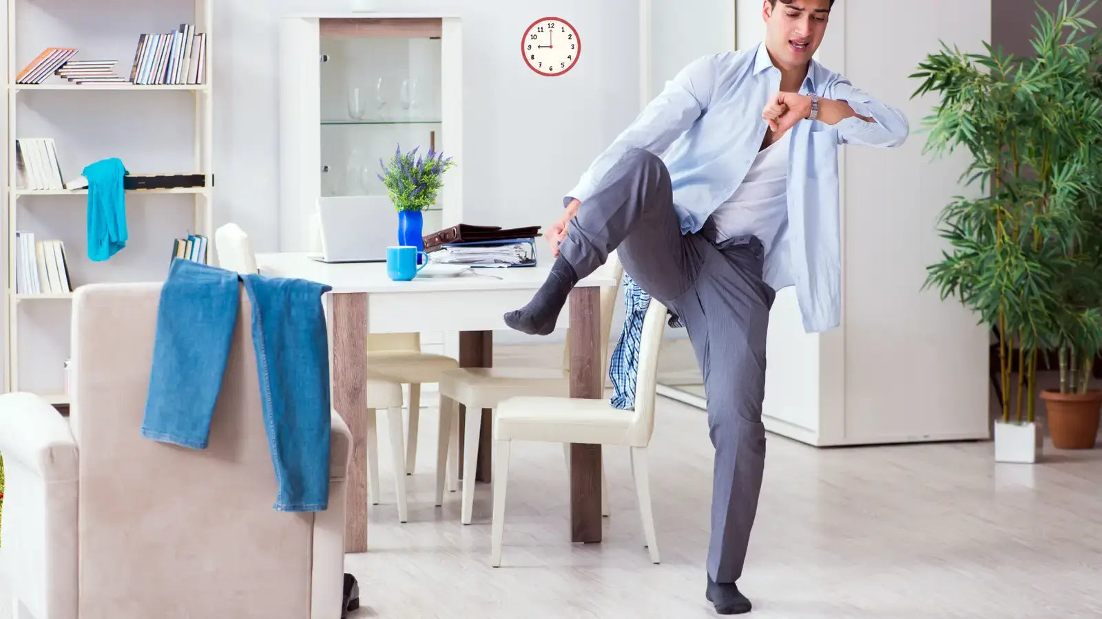 Un homme en retard le matin enfile ses chaussettes en bambou pour aller travailler
