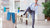 Un homme en retard le matin enfile ses chaussettes en bambou pour aller travailler
