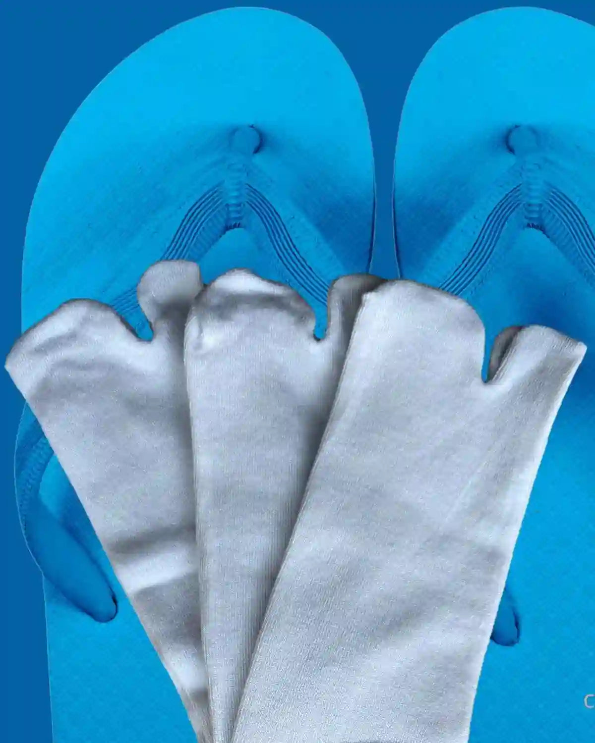 Collection de chaussettes à doigts avec des tongs bleues en fond.