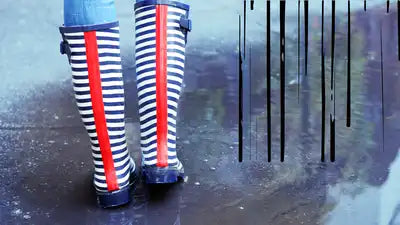 Jeune femme en mi-bas bambou dans ses bottes rayées