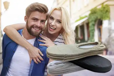 Couple qui s'enlace devant des chaussettes invisibles