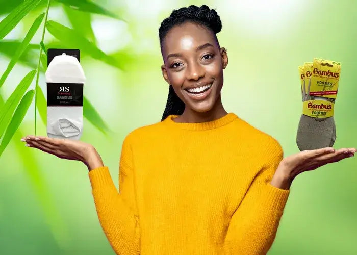 Jeune femme qui compare deux modèles de chaussettes invisibles en bambou