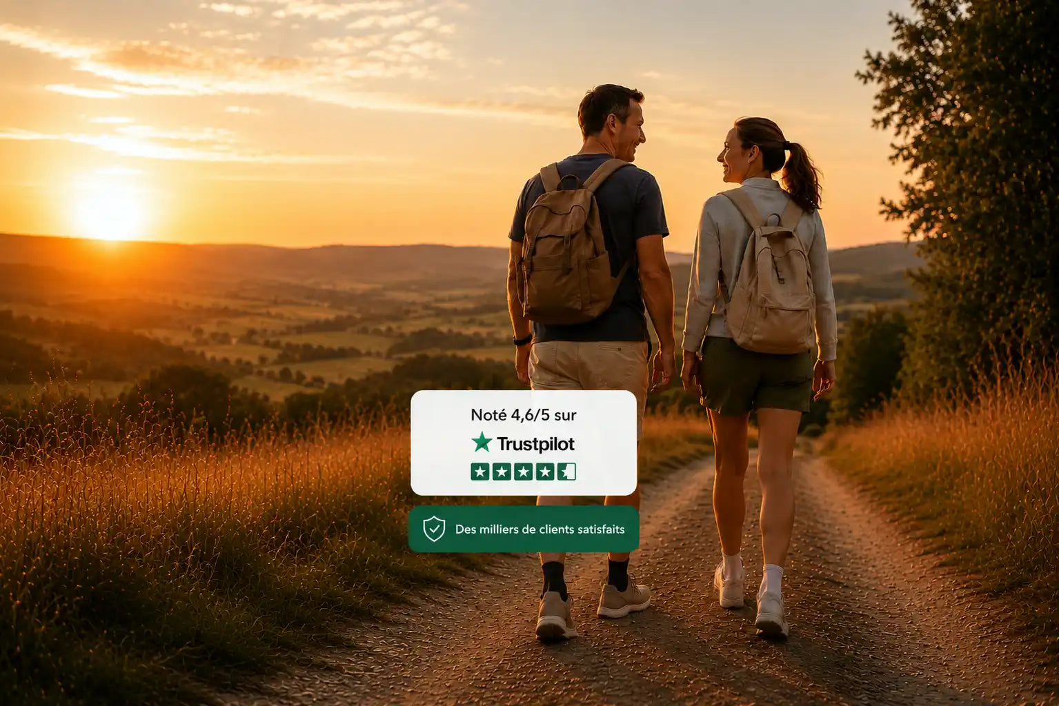 Un couple en balade dans la campagne avec un couché de soleil parlent de leur satisfaction des chaussettes en bambou.