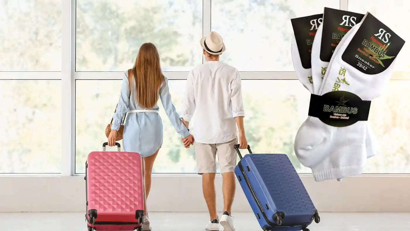 Départ en vacances à l'aéroport d'un couple en baskets et minis-socquettes en bambou