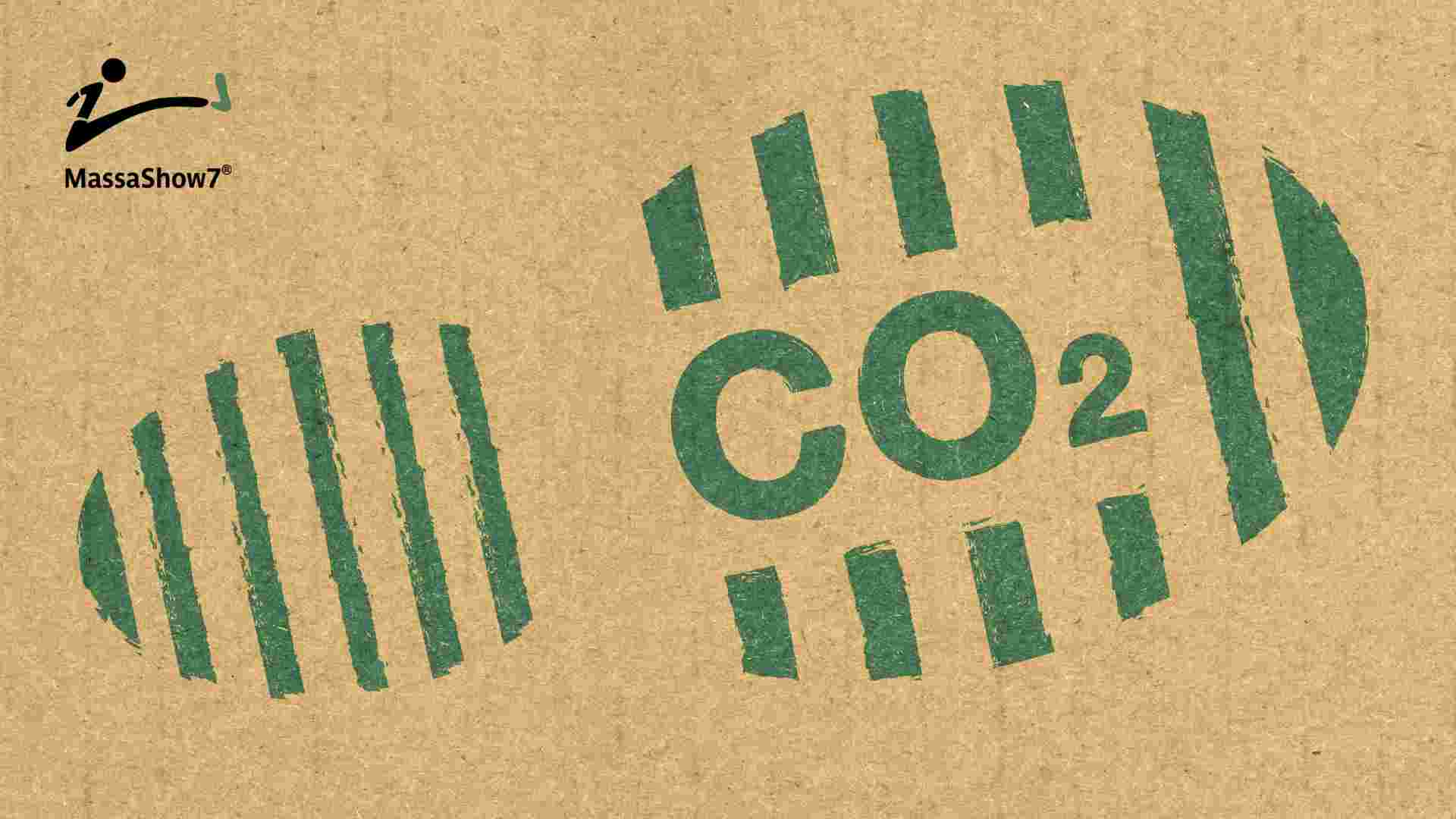 Carton imprimé d'une empreinte de semelle de chaussure et du  code carbone CO2.