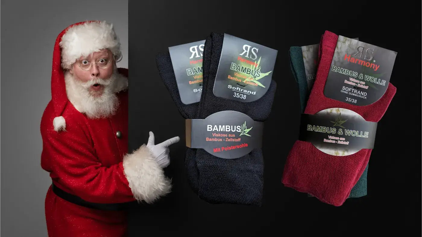 Pére Noël qui montre des chaussettes douces pour des idées cadeaux