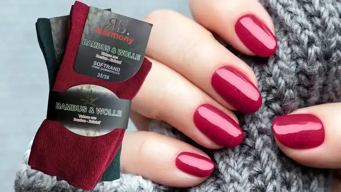 Les chaussettes en couleur se coordonnent avec les ongles